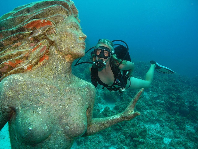 Затопленная статуя