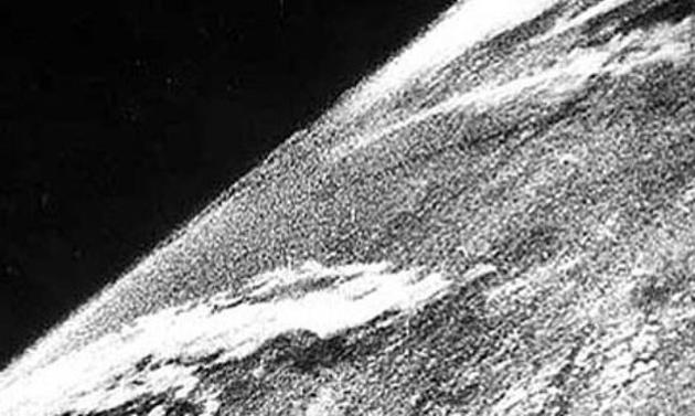 historical-photos-rare-pt2-first-photo-in-space-1946