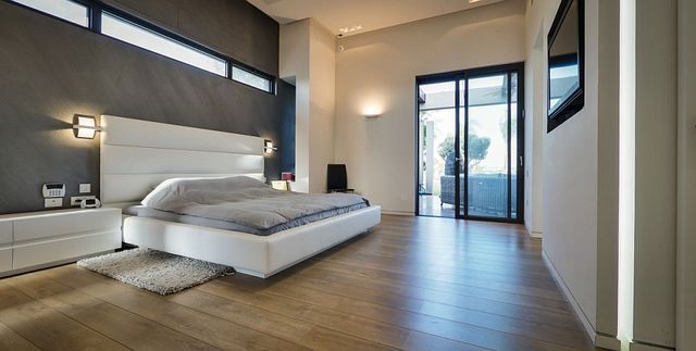 Contemporary-bedroom-with-a-sleek-minimal-style_1