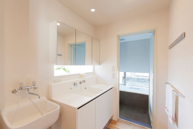 Japanese-minimalist-bathroom-in-a-tiny-house_1