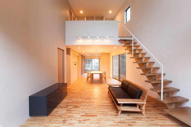 Minimalist-Japanese-living-room-located-on-the-first-floor_1