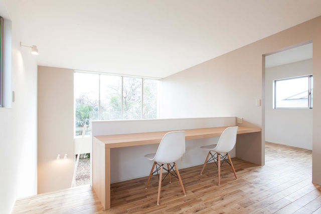 Working-places-inside-the-small-home-in-Japan_1